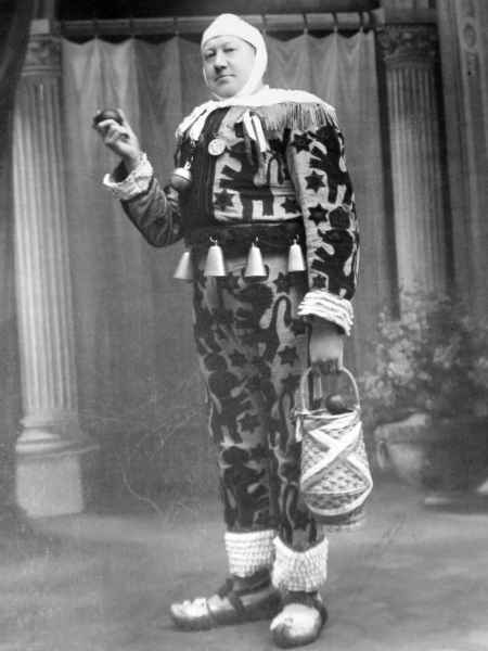 Quaregnon : Hector Nicolas en tenue de gille. Hector Nicolas (1886-1952) a fondé une des troupe de gilles qui existe toujours aujourd'hui, les gilles GAILLARD.