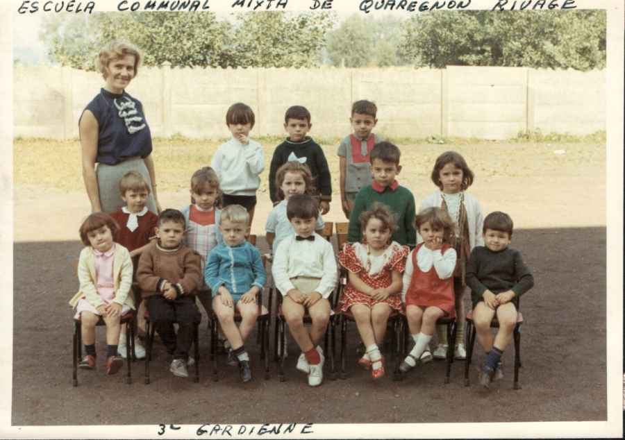 Quaregnon rivage : Ecole mixte 3eme gardienne en 1970  (On apercoit Roelas Castellano Enrique, le quatrième en partant de la droite assis au premier rang).