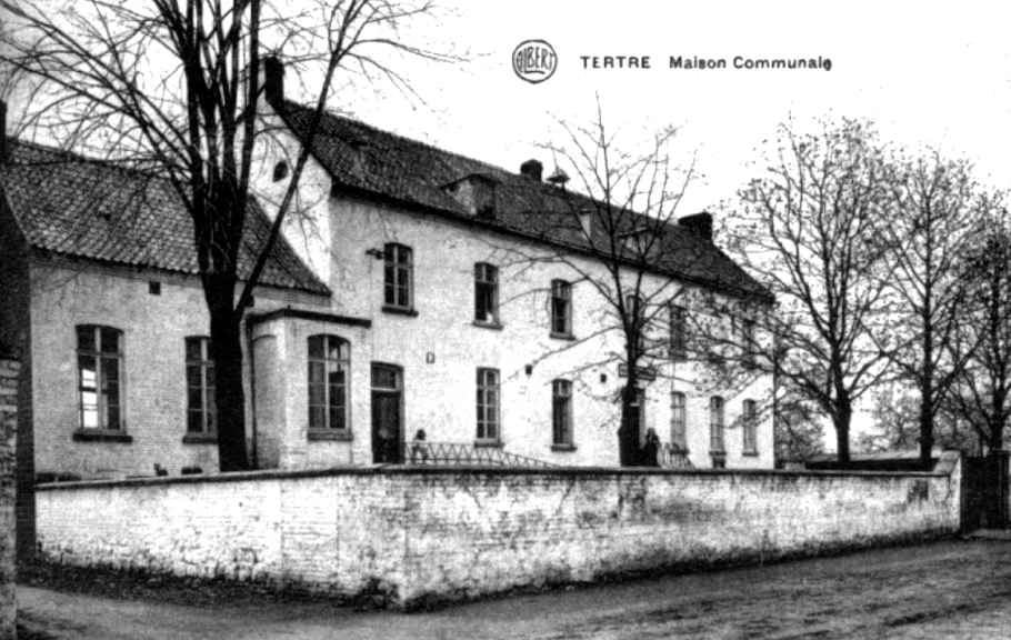 Tertre : Maison appartenant initialement à la famille Le Louchier, elle fut léguée en 1859 à la congrégation de la Sainte Union, dans le but d'instruire gratuitement les enfants pauvres de la commune. En 1883 la maison devint la première maison communale, en partie affectée à l'enseignement.