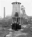 Quaregnon : lampe de mineur géante dans la cours du charbonnage du nord du Rieu du Coeur (dit le Brûle). Lors de son démantèlement en juillet 1963, la lampe fut transportée sur la place de Cuesmes.