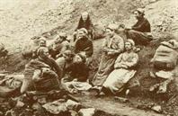 Quaregnon : Groupe de rachaneuses au pied d'un terril, ces femmes ramassaient le charbon échappé au tirage et qui était déversé sur les terrils.